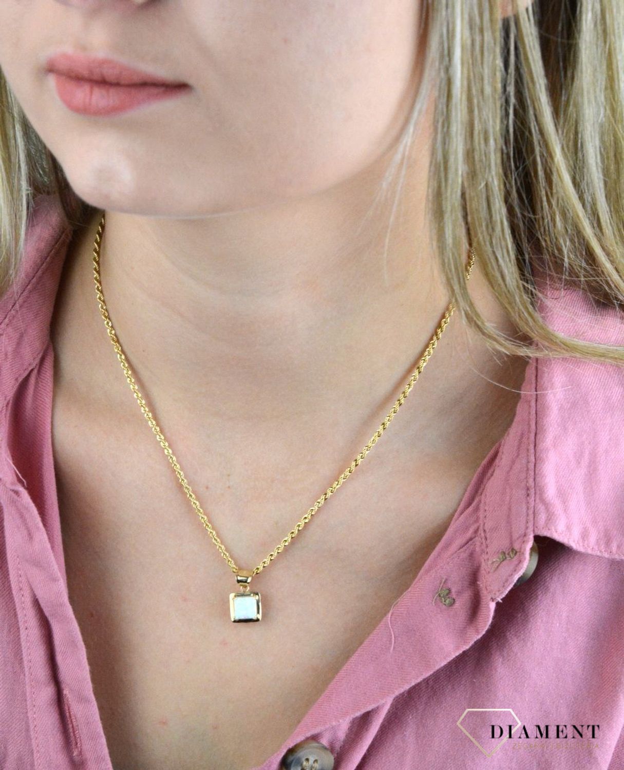 Złoty łańcuszek 585 o splocie kordel 2 mm DIA-LAN-8098-585 2mm. Łańcuszki to uniwersalne dodatki, które sprawdzają się na każdą okazję i dla osoby w każdym wieku. Złoty łańcuszek będzie świetnym prezentem zarówno dla kobiety i (1).jpg